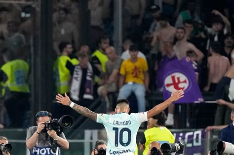 Lautaro Martinez scores 2 as Inter beats Fiorentina 2 .